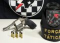 Homem é preso após fugir da polícia e esconder revólver municiado em casa Homem é preso após fugir da polícia e esconder revólver municiado em casa