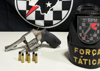 Homem é preso após fugir da polícia e esconder revólver municiado em casa Homem é preso após fugir da polícia e esconder revólver municiado em casa