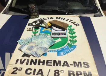 Homem é preso após furtar R$ 1,6 mil do pai e polícia apreender revólver Homem é preso após furtar R$ 1,6 mil do pai e polícia apreender revólver