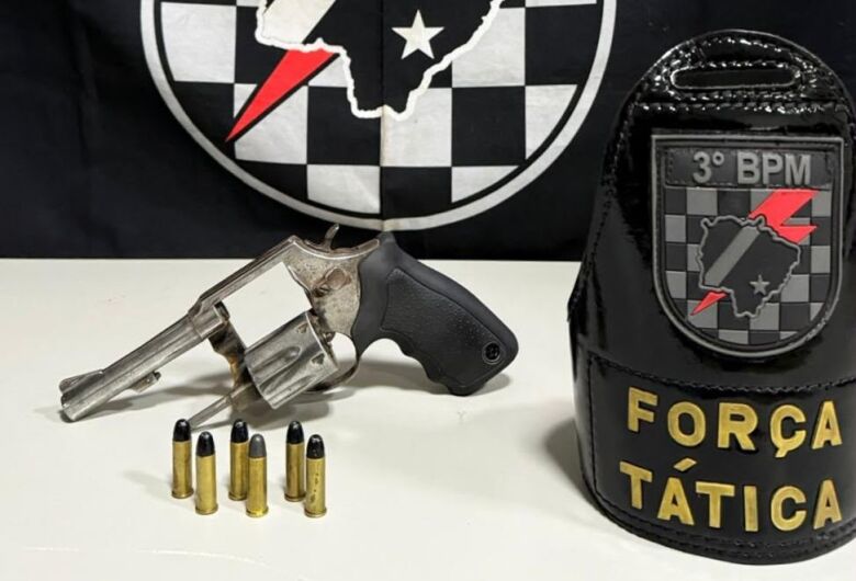Homem é preso após fugir da polícia e esconder revólver municiado em casa