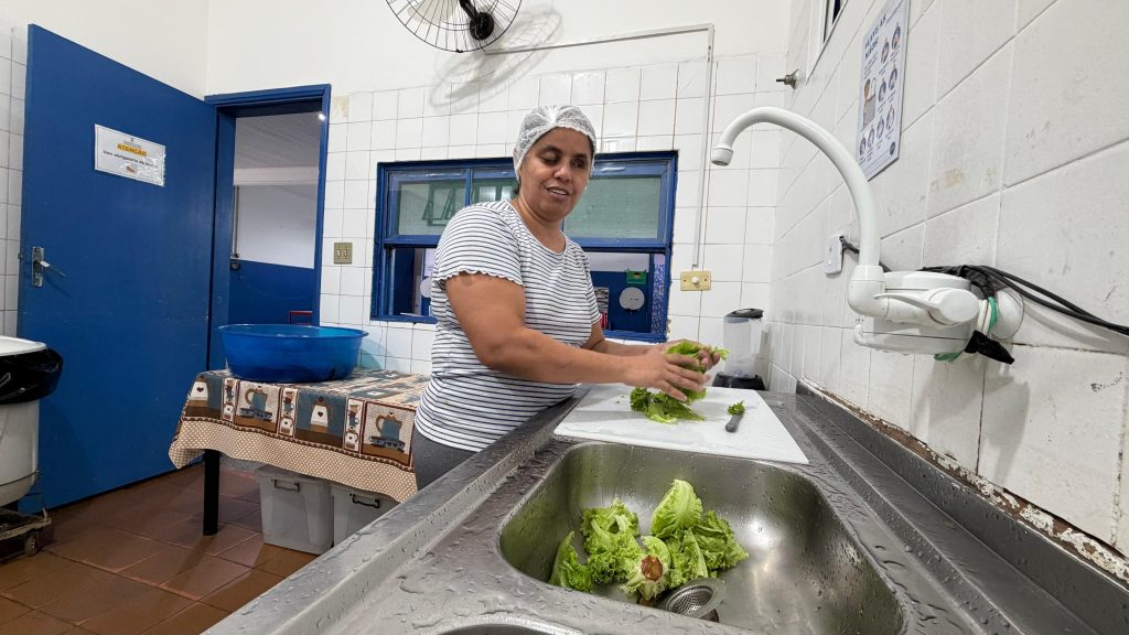 Dona Luzia faz da cozinha escolar um espaço de respeito, carinho e inclusão