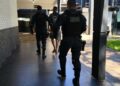 Jovem é preso com pistola calibre 380 durante abordagem policial Jovem é preso com pistola calibre 380 durante abordagem policial