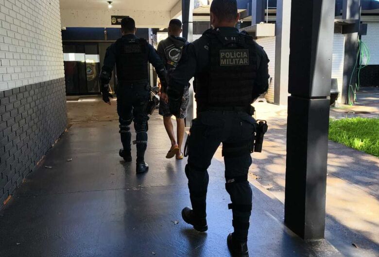 Jovem é preso com pistola calibre 380 durante abordagem policial
