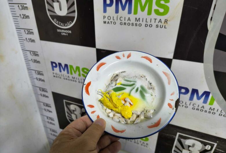 Ao ver viatura, suspeito corre, mas acaba preso com drogas e mandado por roubo