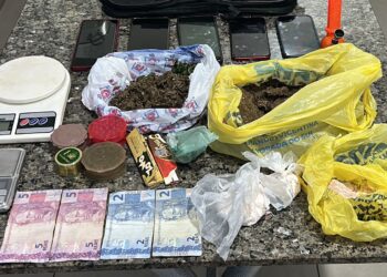 Três suspeitos são presos e quase 1 kg de drogas é apreendido em ação conjunta