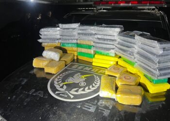Casa é alvo de buscas após denúncia de gritos e guarda encontra 68 kg de drogas Casa é alvo de buscas após denúncia de gritos e guarda encontra 68 kg de drogas