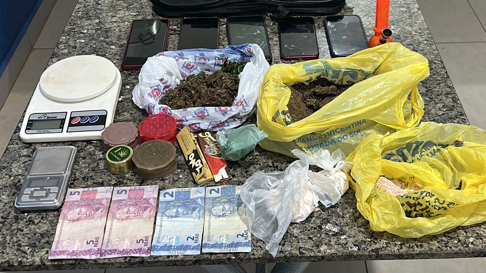 Três suspeitos são presos e quase 1 kg de drogas é apreendido em ação conjunta