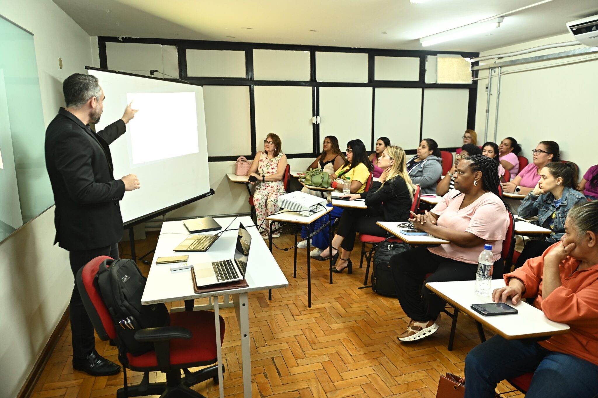 Feirão reúne oportunidades de trabalho e serviços de saúde para 102 pessoas na Capital