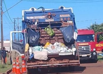 Tragédia durante a coleta: gari morre atropelado por caminhão Tragédia durante a coleta: gari morre atropelado por caminhão