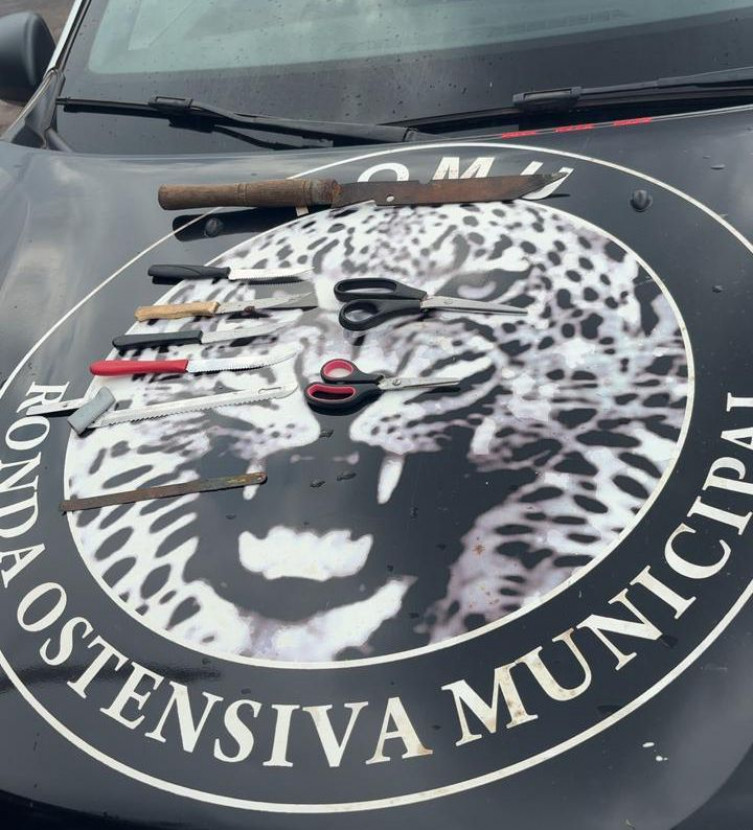 Guarda encontra mochila com facas, serras e facão durante ronda em cemitério