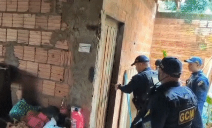 Marido mantém esposa em cárcere, aplica golpe ‘mata-leão’ e a ameaça com martelo em Campo Grande