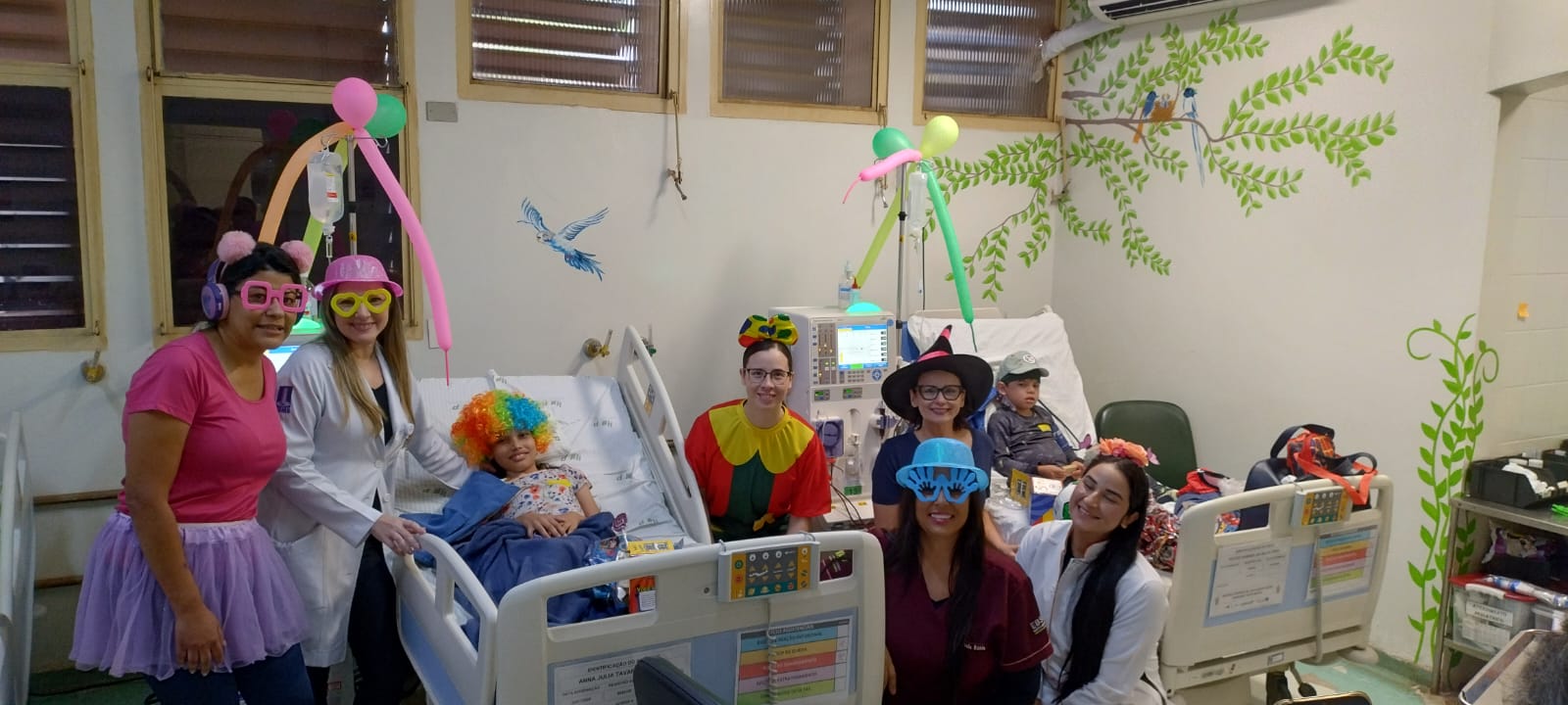 Ação temática leva descontração à rotina de pacientes em hemodiálise