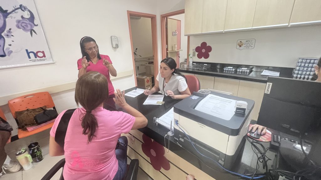 Hospital do Amor promove atendimento inclusivo com intérpretes de Libras durante exames
