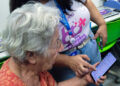 Oficina gratuita ensina idosos a usar celular e WhatsApp em Campo Grande