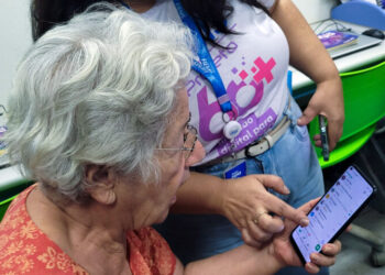 Oficina gratuita ensina idosos a usar celular e WhatsApp em Campo Grande