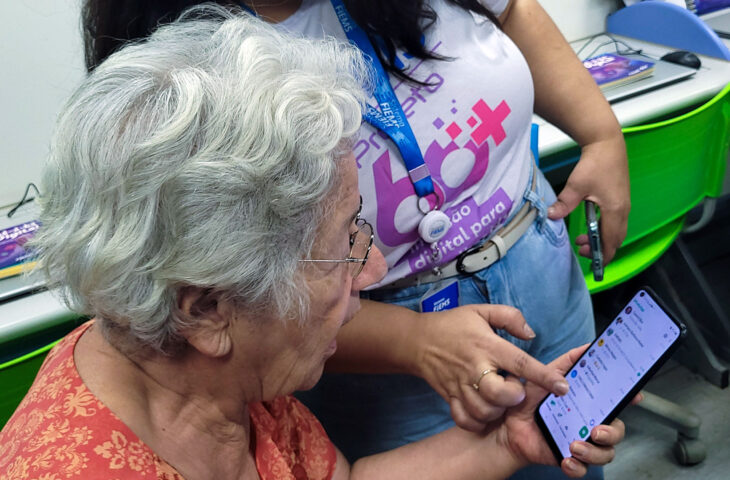 Oficina gratuita ensina idosos a usar celular e WhatsApp em Campo Grande