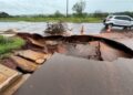Chuva forte faz asfalto ceder em cruzamento no interior de MS
