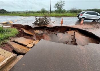 Chuva forte faz asfalto ceder em cruzamento no interior de MS