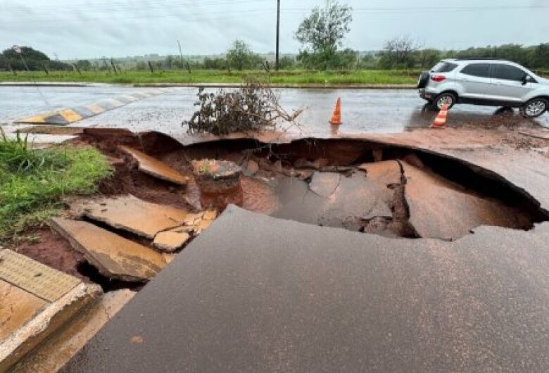 Chuva forte faz asfalto ceder em cruzamento no interior de MS