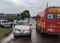 Adolescente é socorrida após batida entre carros em cruzamento Adolescente é socorrida após batida entre carros em cruzamento