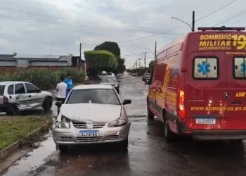 Adolescente é socorrida após batida entre carros em cruzamento Adolescente é socorrida após batida entre carros em cruzamento