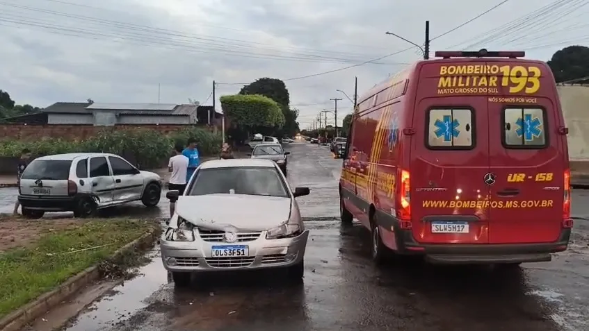 Adolescente é socorrida após batida entre carros em cruzamento