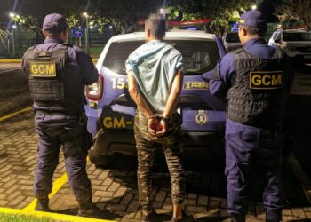 Com medida protetiva, homem é flagrado tentando abrir porta da casa de mulher em Campo Grande