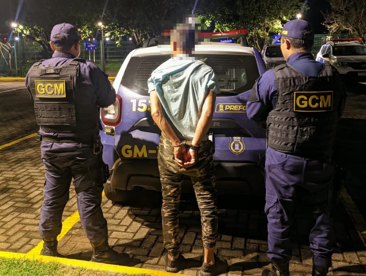 Com medida protetiva, homem é flagrado tentando abrir porta da casa de mulher em Campo Grande