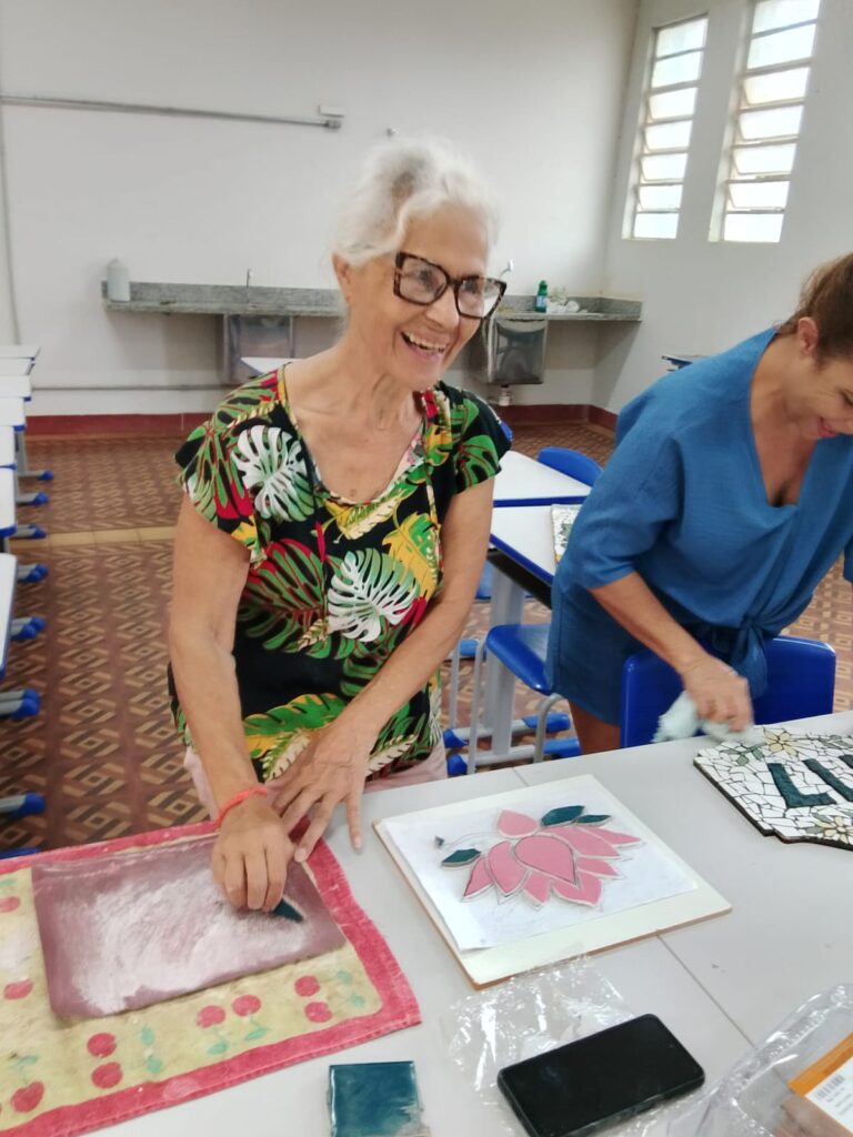 Curso de mosaico é concluído com finalização de peças na Casa da Cultura