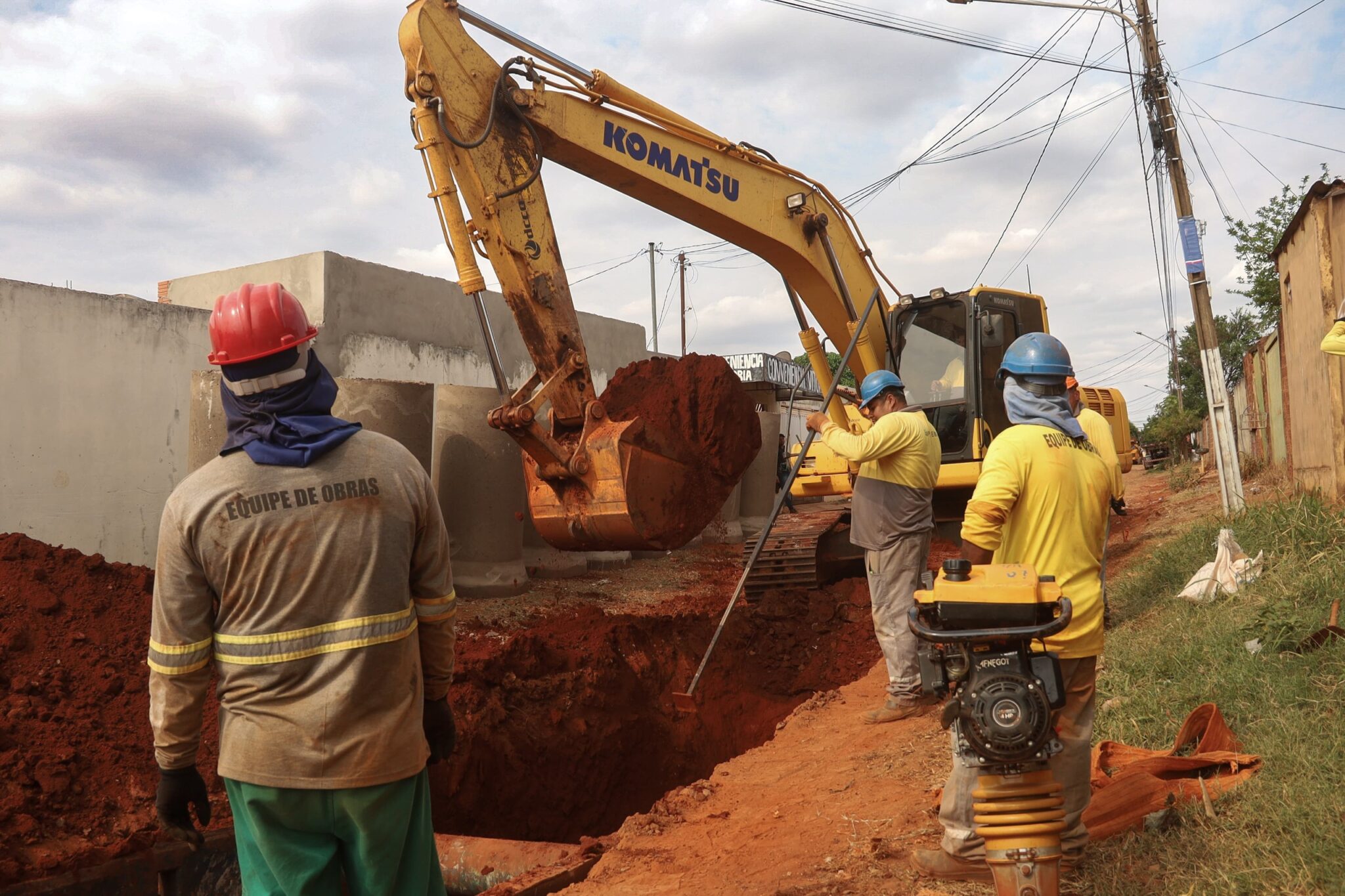 Obras de drenagem interditam cruzamento na Capital; motoristas devem redobrar a atenção
