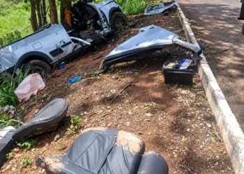 Saveiro se parte ao meio após bater em árvore e deixa dois trabalhadores em estado grave