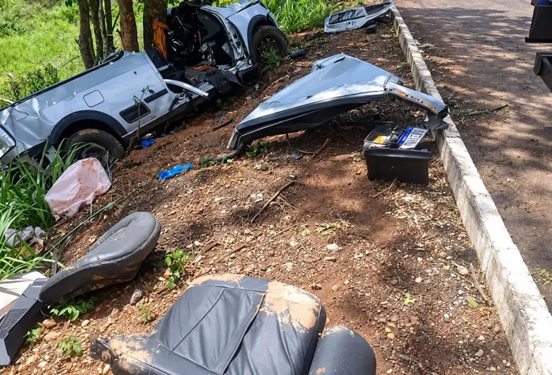 Saveiro se parte ao meio após bater em árvore e deixa dois trabalhadores em estado grave