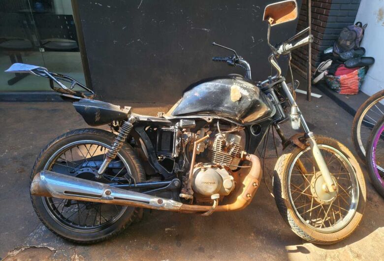 Jovem é preso após acidente com moto furtada e apreensão de revólver