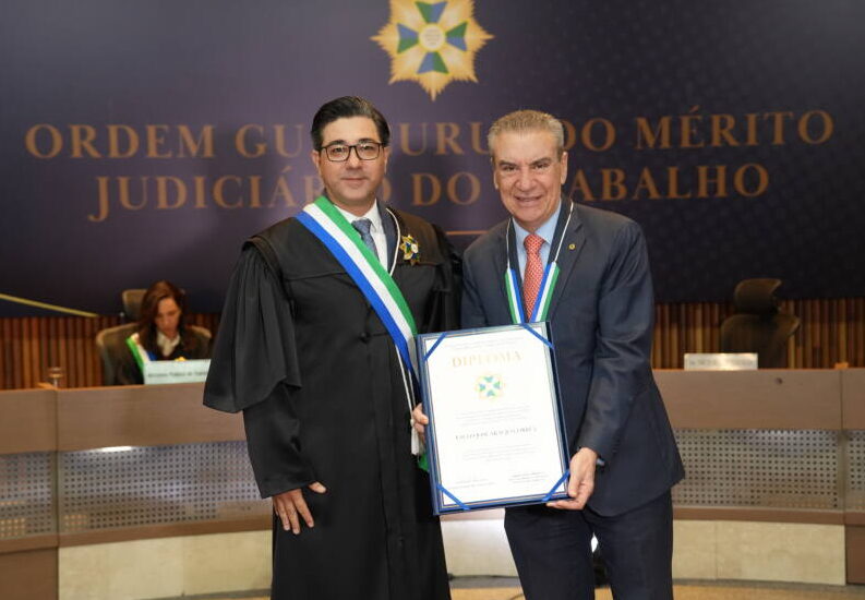 Paulo Corrêa recebe comenda do TRT-MS por contribuição à Justiça do Trabalho