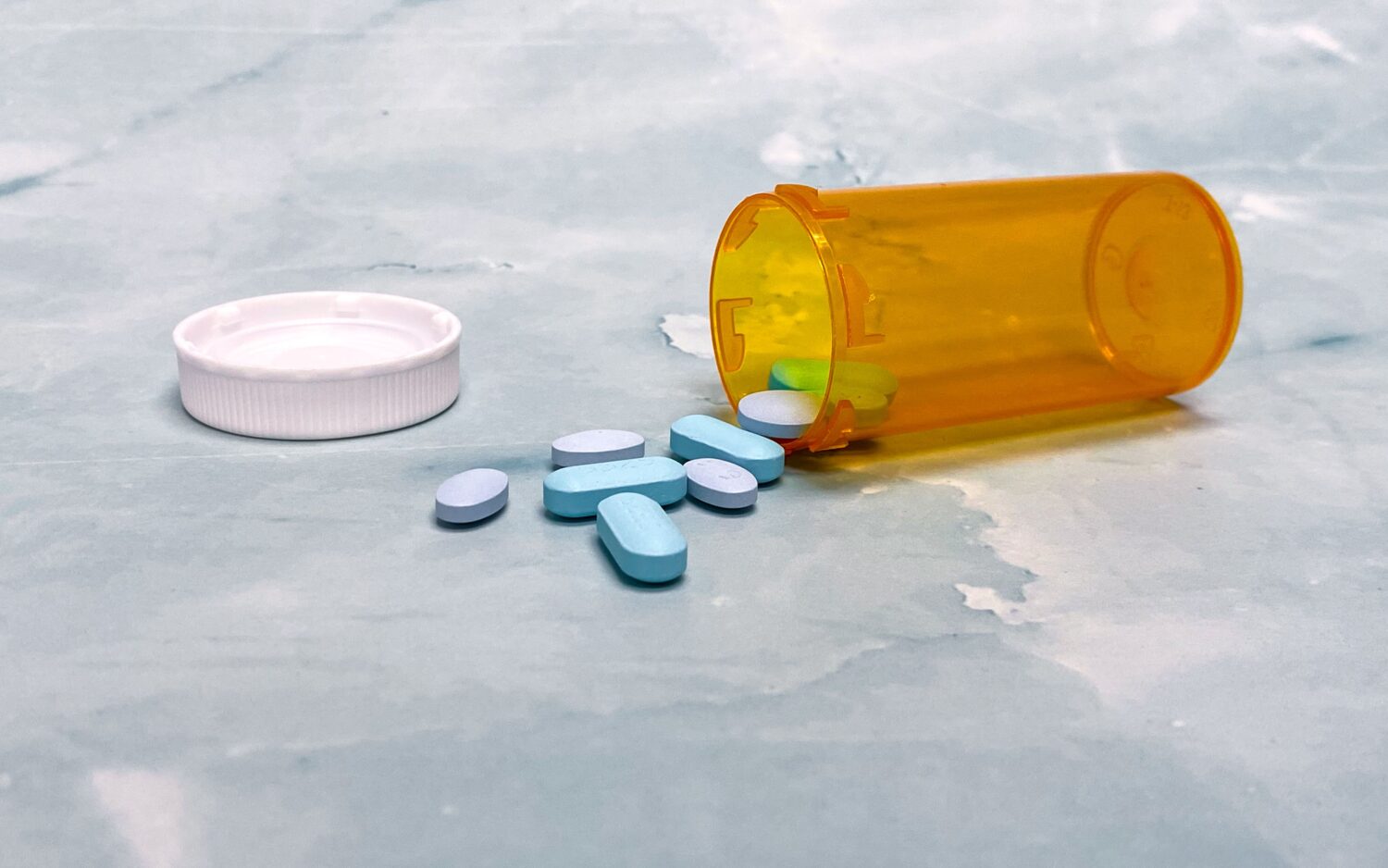 Intoxicação infantil: saiba como prevenir acidentes com medicamentos e produtos de limpeza