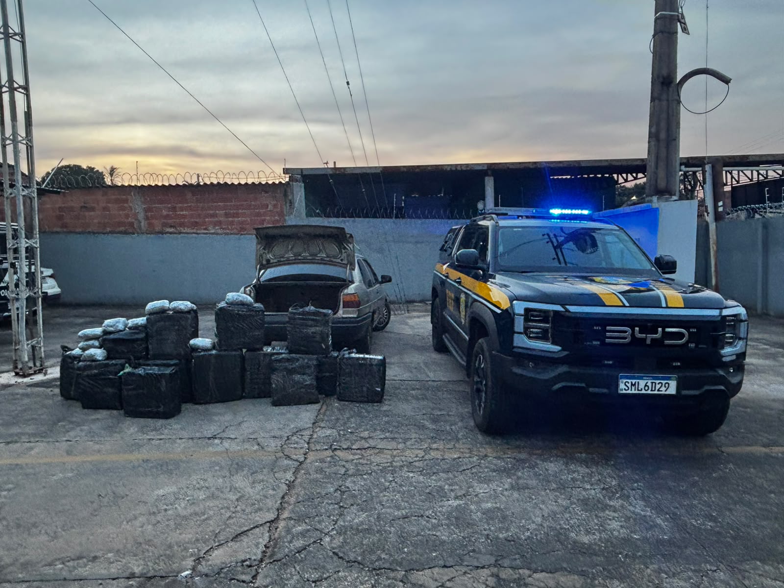 Motorista foge de abordagem e abandona carro com mais de 426 kg de drogas