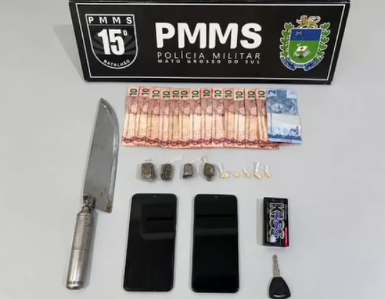 Suspeito de tráfico é preso com drogas e moto sem placa