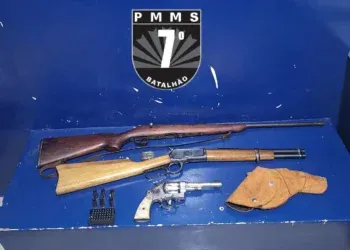Homem invade casa armado e desiste de matar ex após saber de gravidez Homem invade casa armado e desiste de matar ex após saber de gravidez