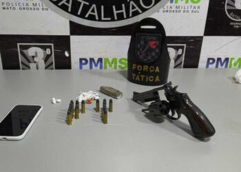 Jovem é detido com revólver, munições e porções de cocaína Jovem é detido com revólver, munições e porções de cocaína
