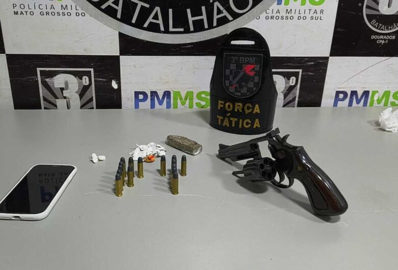 Jovem é detido com revólver, munições e porções de cocaína