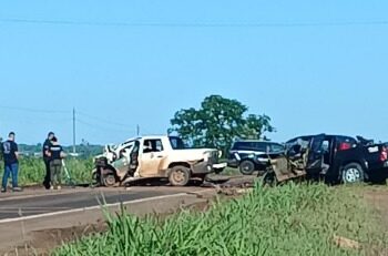 Acidente entre dois carros deixa duas pessoas mortas na BR-262 Acidente entre dois carros deixa duas pessoas mortas na BR-262
