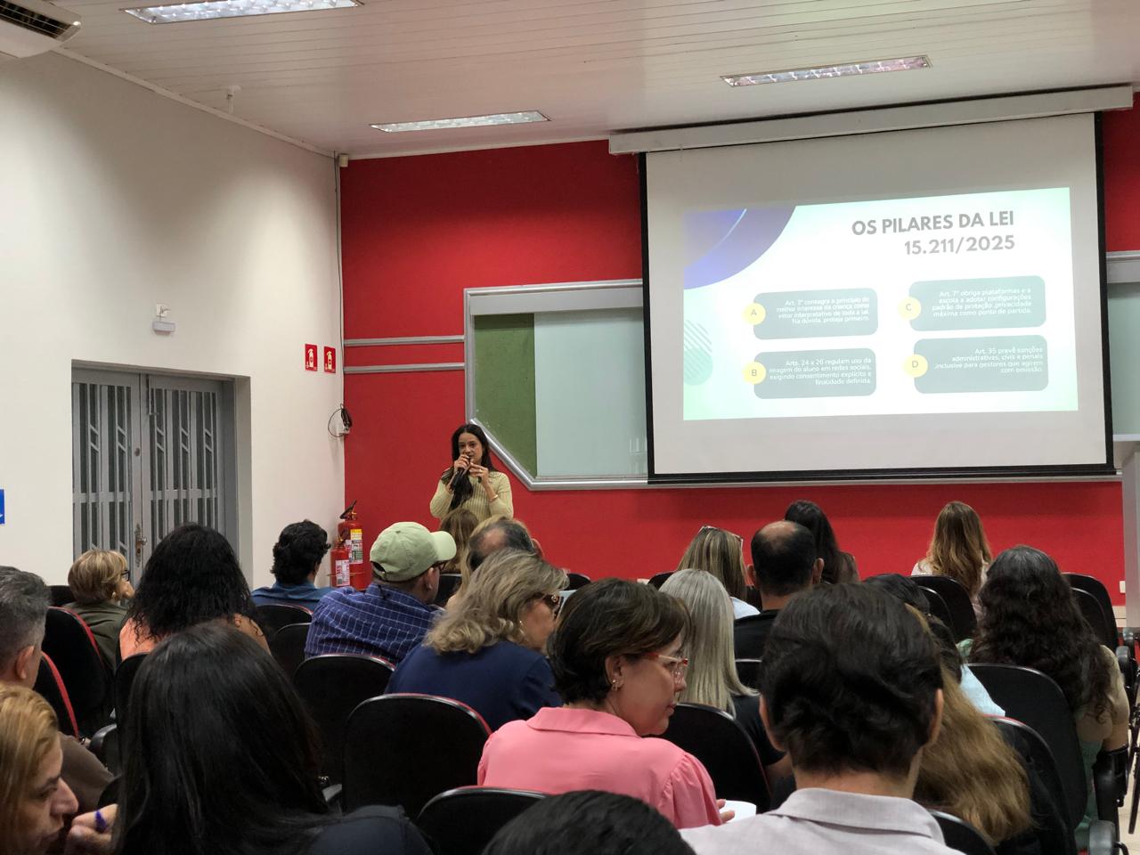 Educação orienta gestores sobre novas regras para proteger crianças na internet