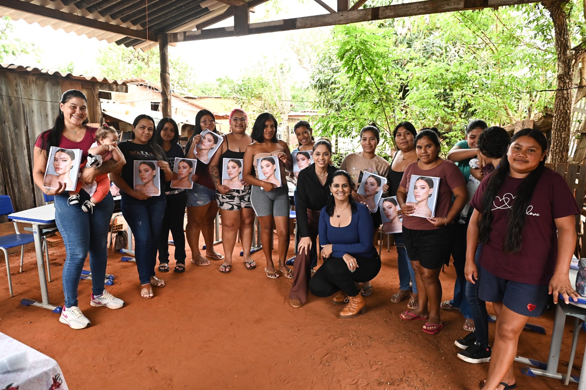 Curso de design de sobrancelhas capacita mulheres de comunidade indígena em Campo Grande