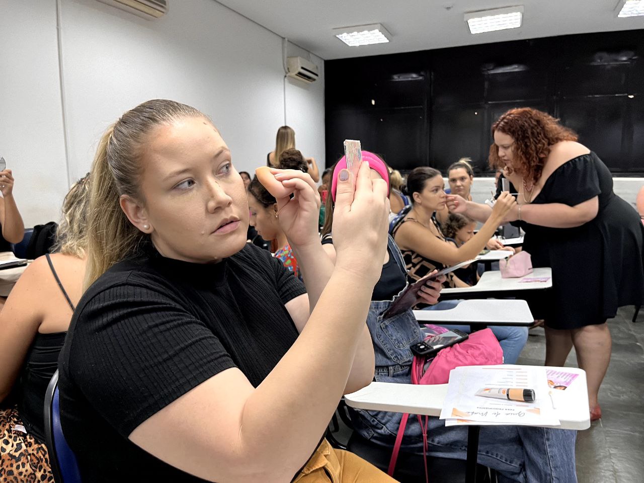 Cursos gratuitos de maquiagem e design de sobrancelhas são oferecidos nesta semana