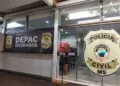 Motociclista morre após acidente com caçamba de entulhos e árvore Motociclista morre após acidente com caçamba de entulhos e árvore