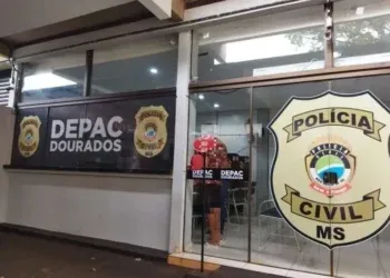 Motociclista morre após acidente com caçamba de entulhos e árvore Motociclista morre após acidente com caçamba de entulhos e árvore