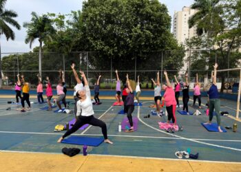 Prefeitura oferece aula de yoga para incentivar bem-estar dos servidores municipais